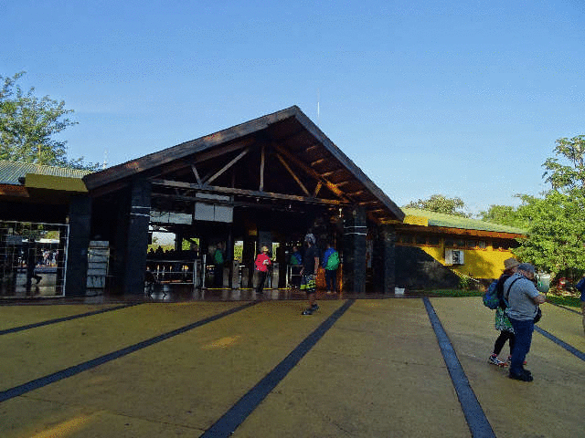 �g���b�R�d�Ԃɏ���ăC�O�A�X�t�H�[���Y�ό���